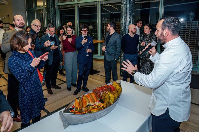 Yvan Vahanian presents the bouillabaisse to guests