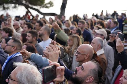 The crowd at La Calanque Bleue during the championship